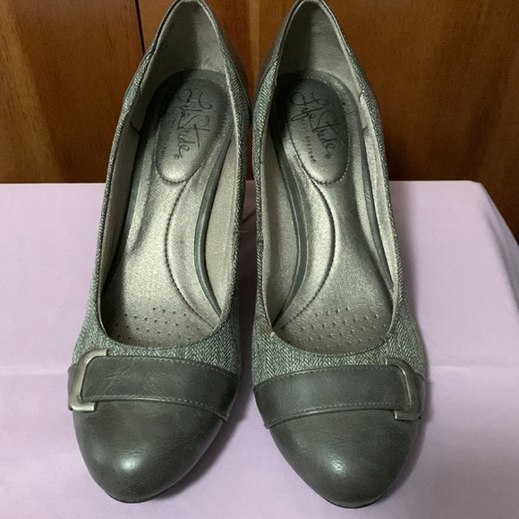 2.5” Grey Tweed Heels - Picture 2 of 5